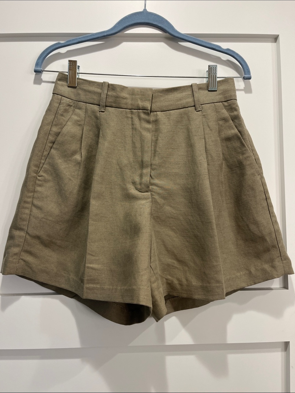Aritzia Effortless Short Mid Thigh Sundried Olive 4 Curve Fit Like New!!